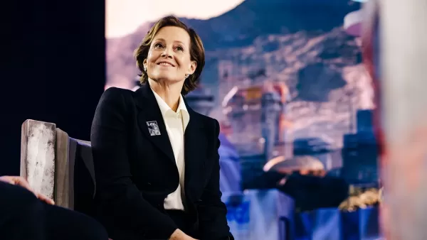 Sigourney Weaver на шарме Grogu на праздновании «Звездных войн»